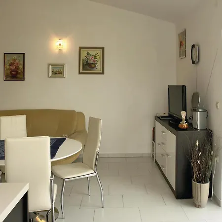 1 Bedroom Amazing In Pag